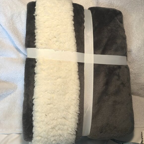 Comfort Bay Cozy Cuddler 50 in x 60 in throw with 14 in pocket - Picture 3 of 3